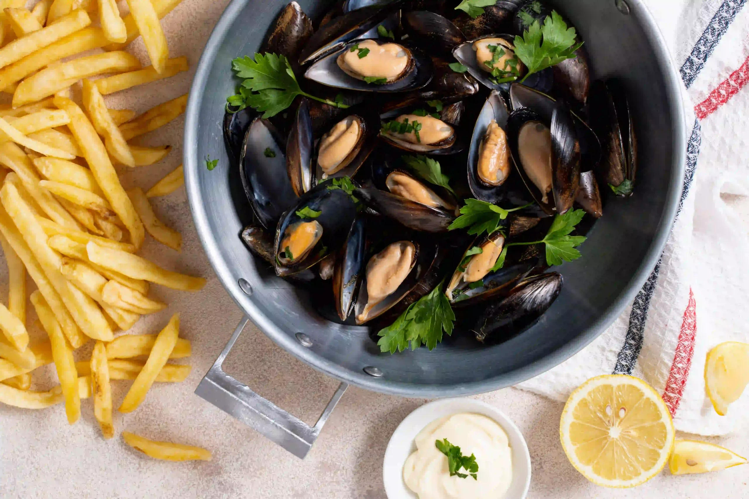 Où savourer les meilleures moules frites à Cabourg face à la mer